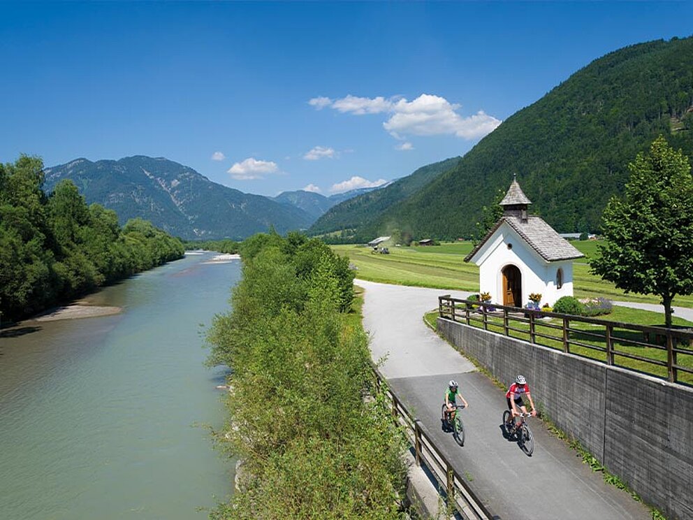 2 Radfahrer am asphaltierten Radweg am Innufer