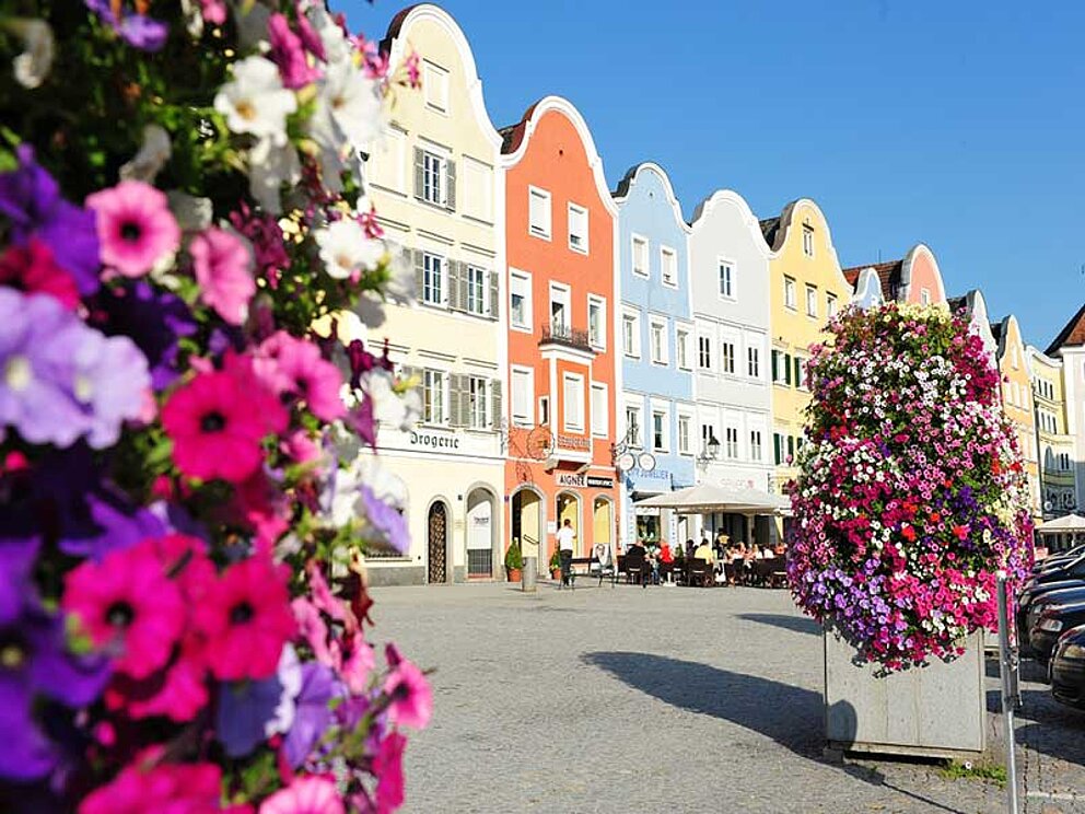 Blumen und Silberzeile mit bunten Gebäuden in Schärding