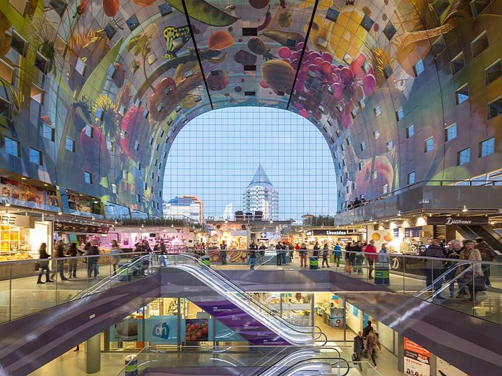 Markthalle von Innen mit farbenfroher Deckenbemalung
