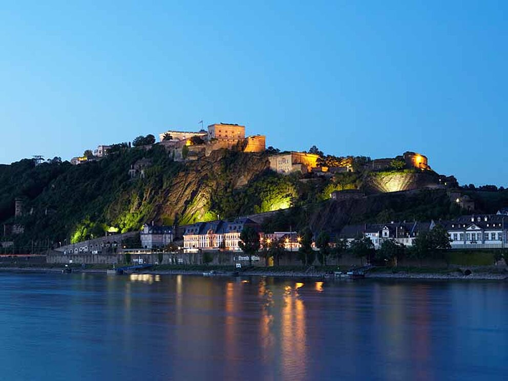 Blick auf die Festung Ehrenbreitstein in Koblenz am Moselradweg bei Nacht