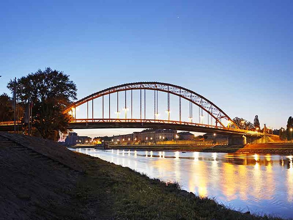 Panorama der beleuchteten Brücke in Gyoer bei Dämmerung