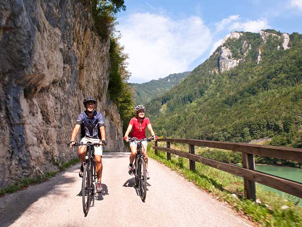 zwei Radfahrer unterwegs am Radweg entlang der Enns
