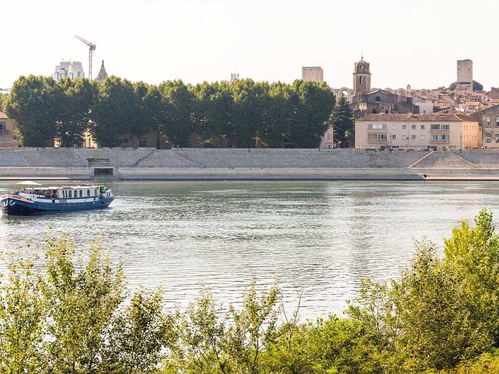 ein Flussschiff vor einer Stadt