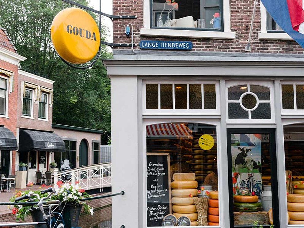 Käse-Geschäft mit vielen Käselaiben im Schaufenster