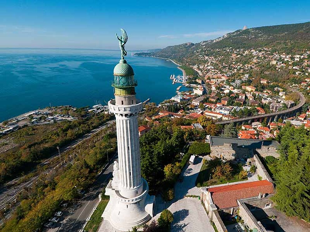 Blick auf Triest mit Meer