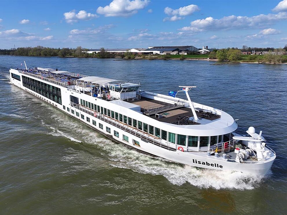 Das Schiff Lisabelle in Fahrt auf der Donau
