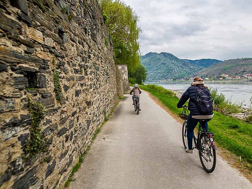 Kind beim Radfahren entlang der Donau in Dürnstein, Wachau