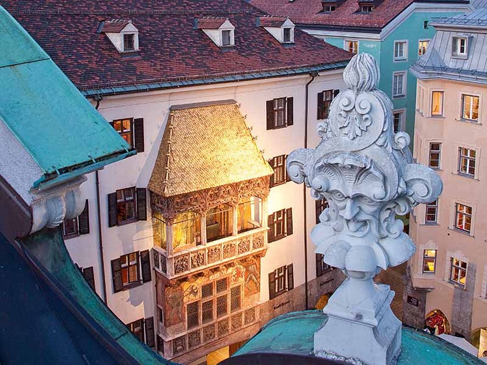 Blick von oben auf das goldene Dachl in Innsbruck bei Dämmerung