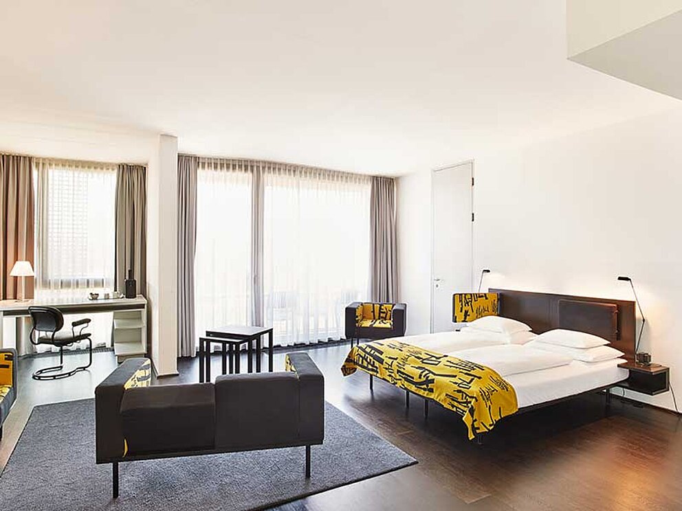 Hotelzimmer mit großem Doppelbett Polstermöbel, Schreibtisch im modernen Design.