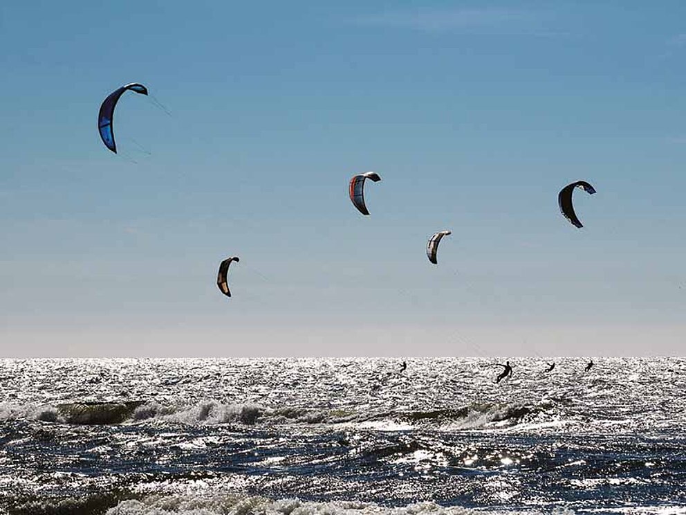 Strand mit Paragleitern am Wasser vor Zandvoort in Holland