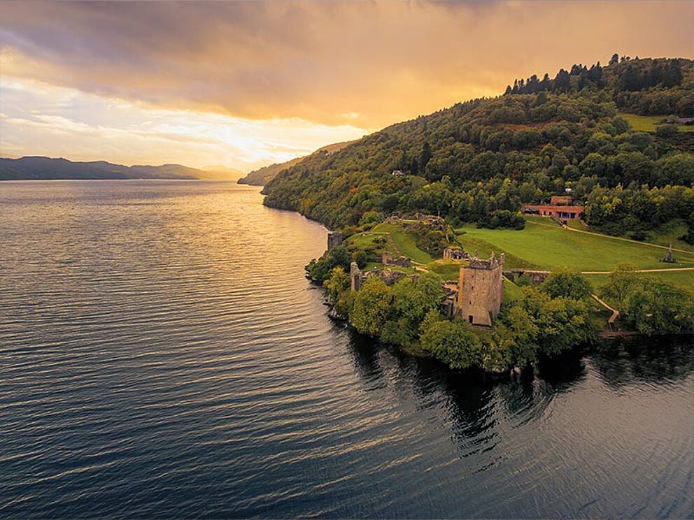Loch Ness mit dem Schloss am Ufer ind er Abenddämmerung