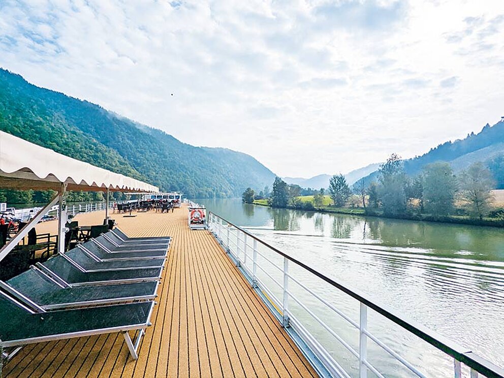 Oberdeck mit gemütlichen Liegen