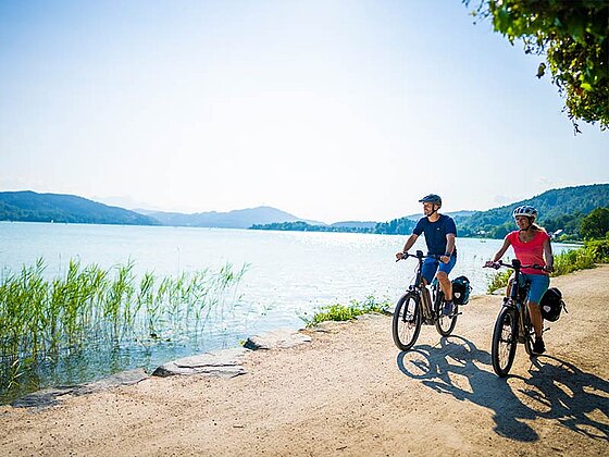 2 Radfahrer am Schotterradweg am SEeufer 
