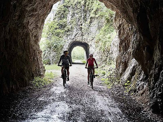 2 Biker kommen aus einem Tunnel