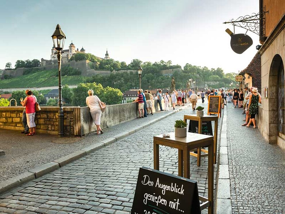 Menschen auf der alten Brücke in Würzburg