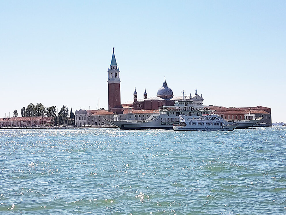 Blick vom Markusplatz auf das blaue Meer und die Kirche San Giorgio Maggiore