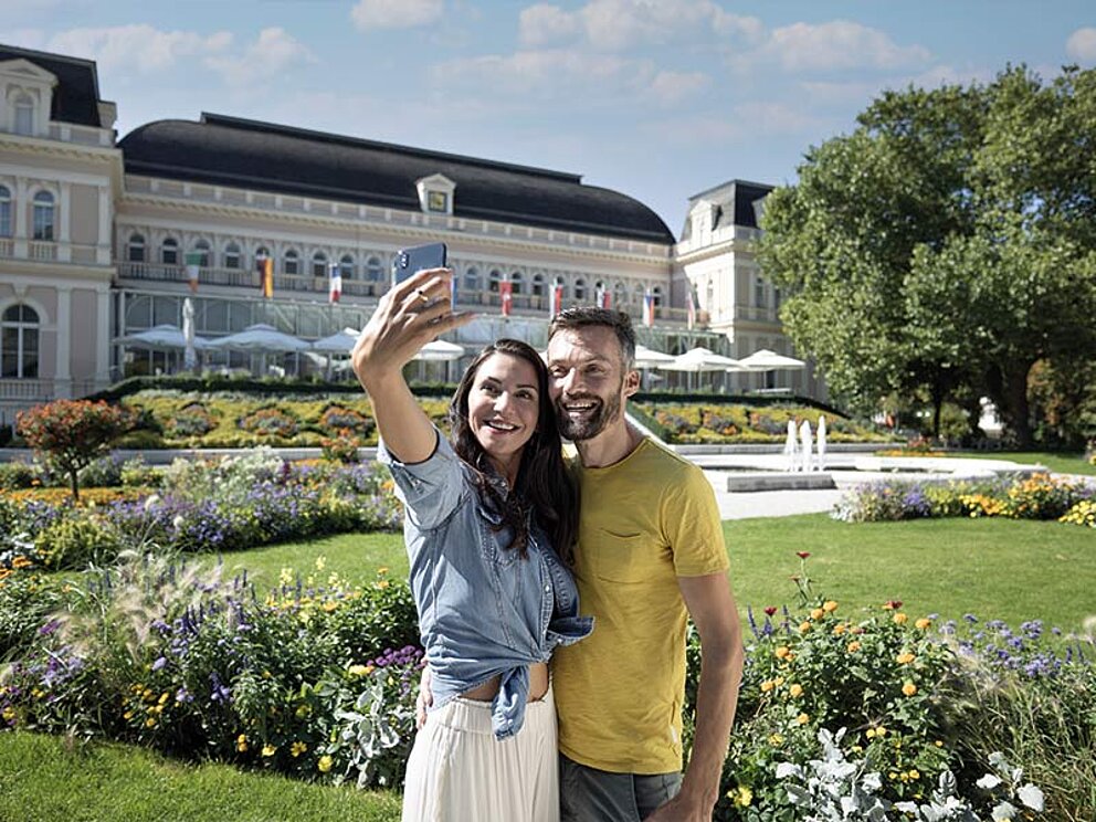 Ein Paar im Kurpark von Bad Ischl macht ein Selfie