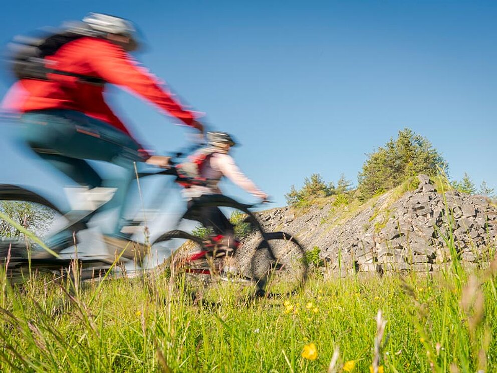 2 Radfahrer im Steinbruch