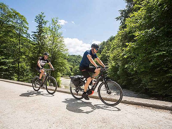 KTM-Radfahrer unterwegs am Ennsradweg bei Steyr