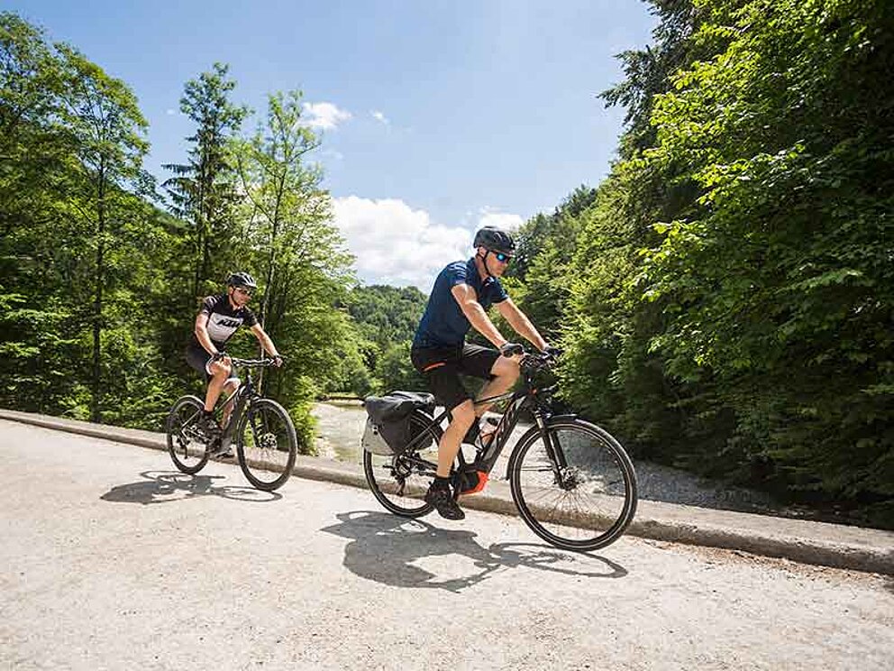 KTM-Radfahrer unterwegs am Ennsradweg bei Steyr