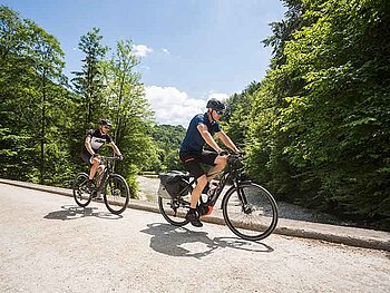 KTM-Radfahrer unterwegs am Ennsradweg bei Steyr