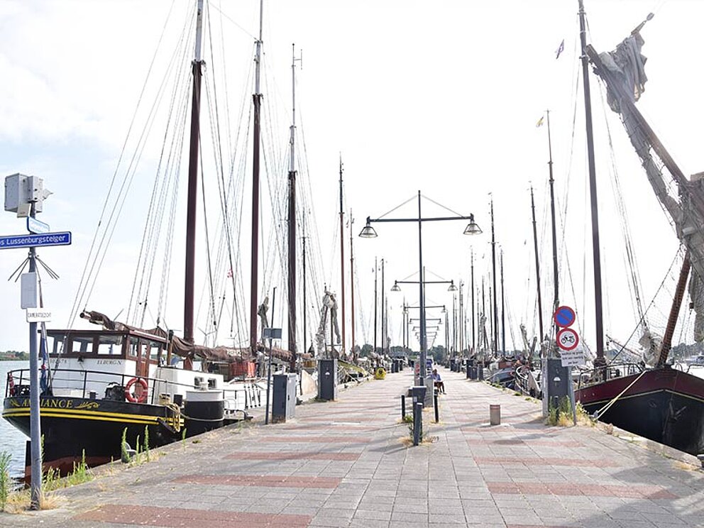 Dock mit vielen angelegten Schiffen