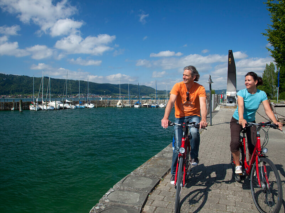 zwei Radfahrer am Bodensee in Deutschland