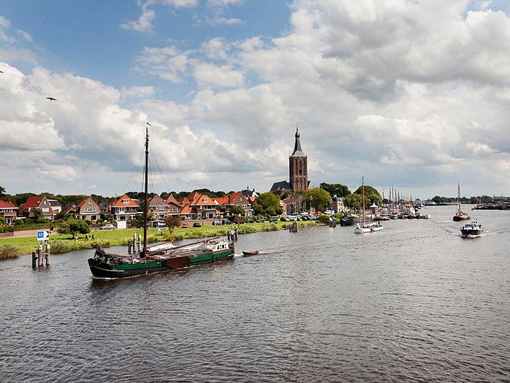 Stadtansicht mit Fluss mit Schiff