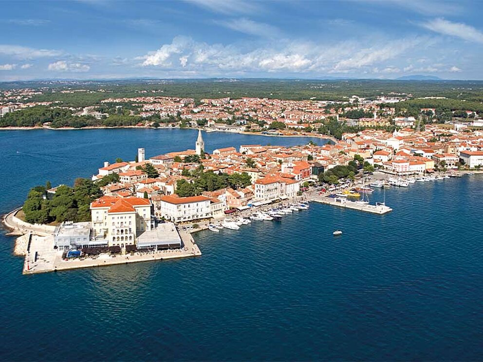 Ortsansicht von Porec, umgeben von Meer
