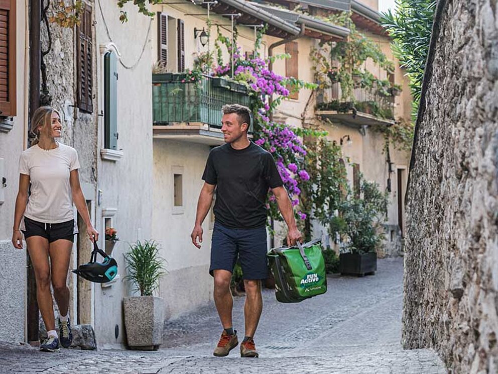 ein Paar geht durch die engen Gassen einer Stadt