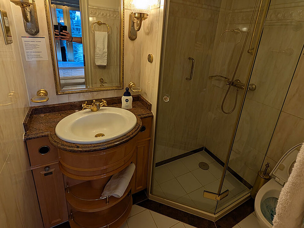 Blick in das Schiff-Badezimmer mit Waschbecken, Dusche, WC