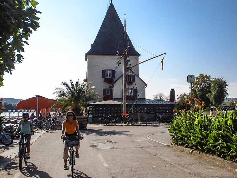 Radfahrer unterwegs am Radweg an der Mosel in Trier