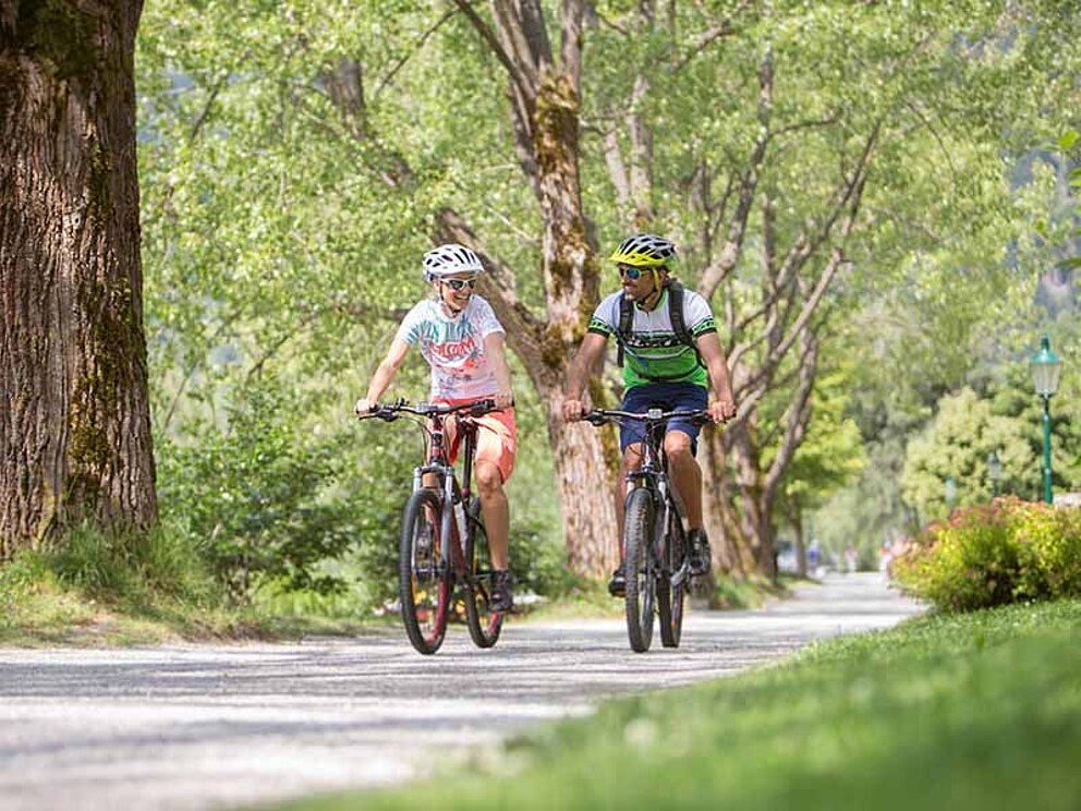 Zwei Radfahrer im Urlaub am Zeller See