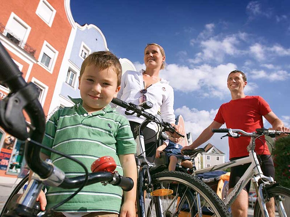 Familie mit Rad vor Silberzeile in Schärding