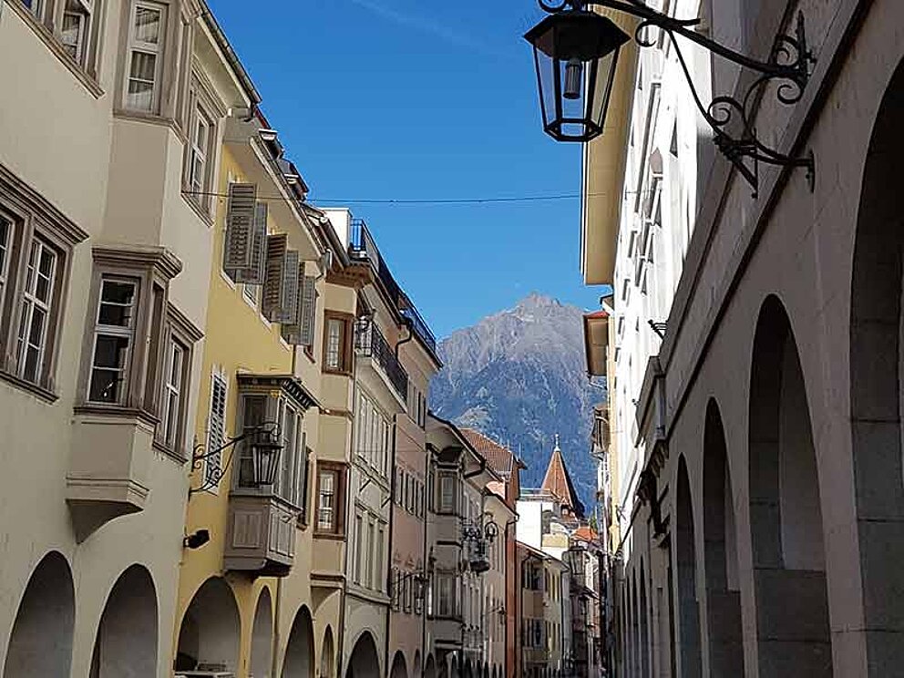 durch die Straßen in Meran - alte Häuser mit Bogengewölbe