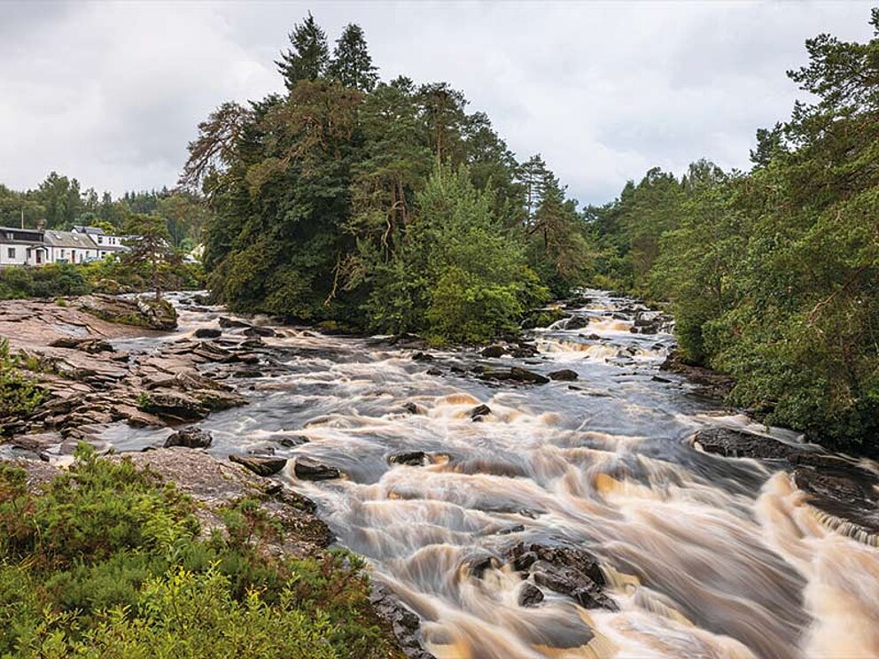 Dochart Wasserfälle mit reißendem Fluss.