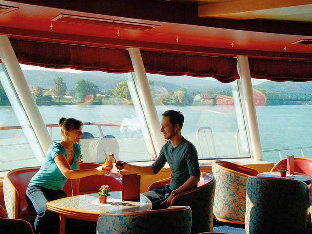 Paar beim Cocktail trinken in der Cafe Bar auf der MS Primadonna auf der Donau