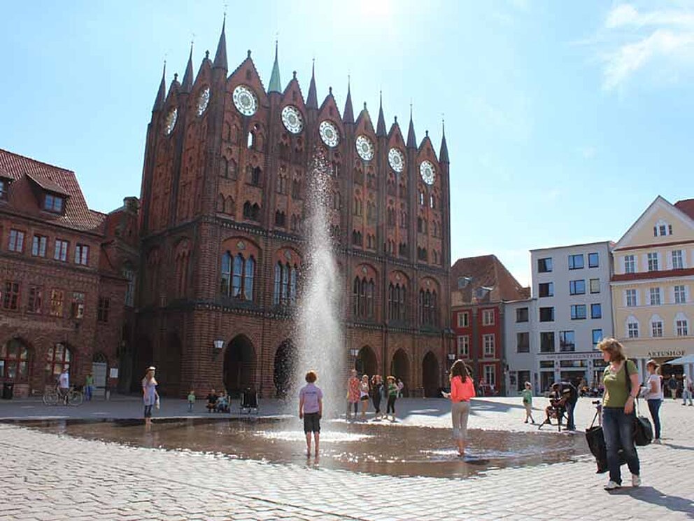 Wasserspiel auf dem alten Markt in Stralsund in Deutschland