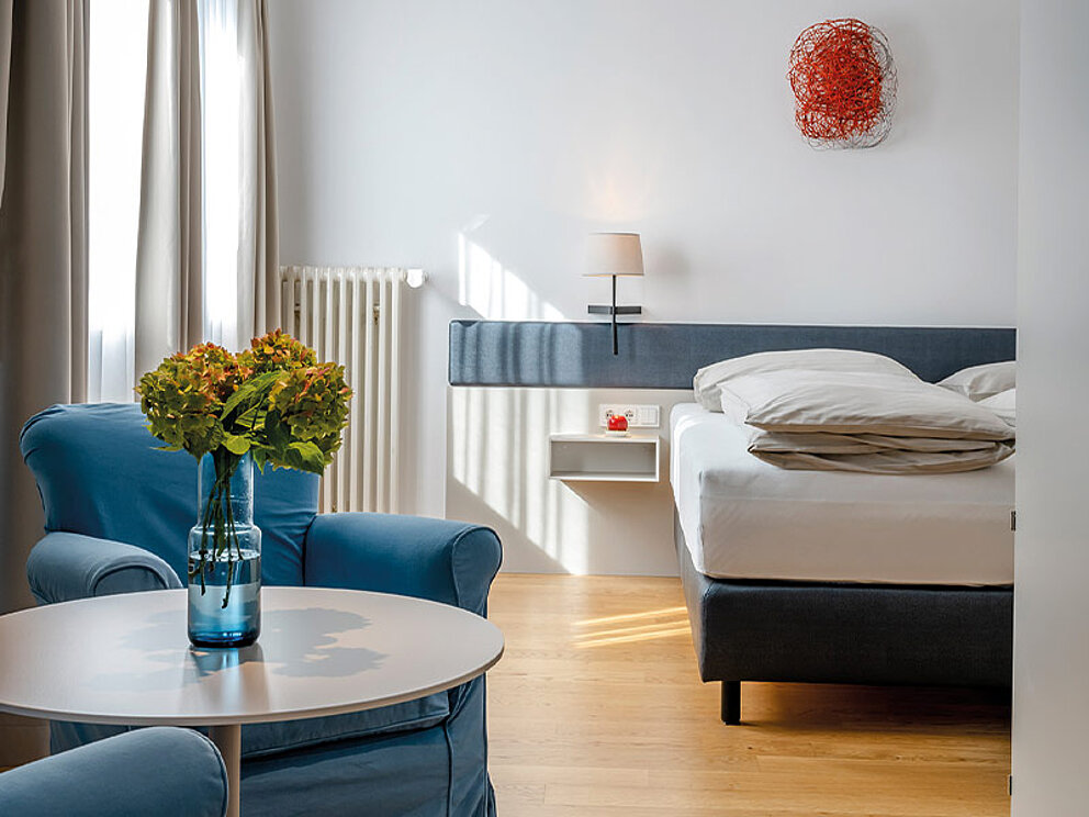 Blick ins Doppelzimmer mit gemütlicher Sitzecke