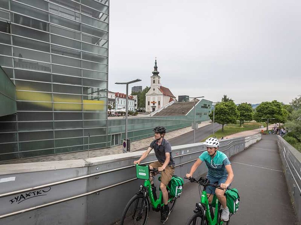 Zwei Radfahrer in Linz