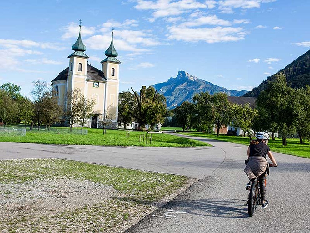 Radfahrer unterwegs in St. Lorenzen am Mondsee im Salzkammergut