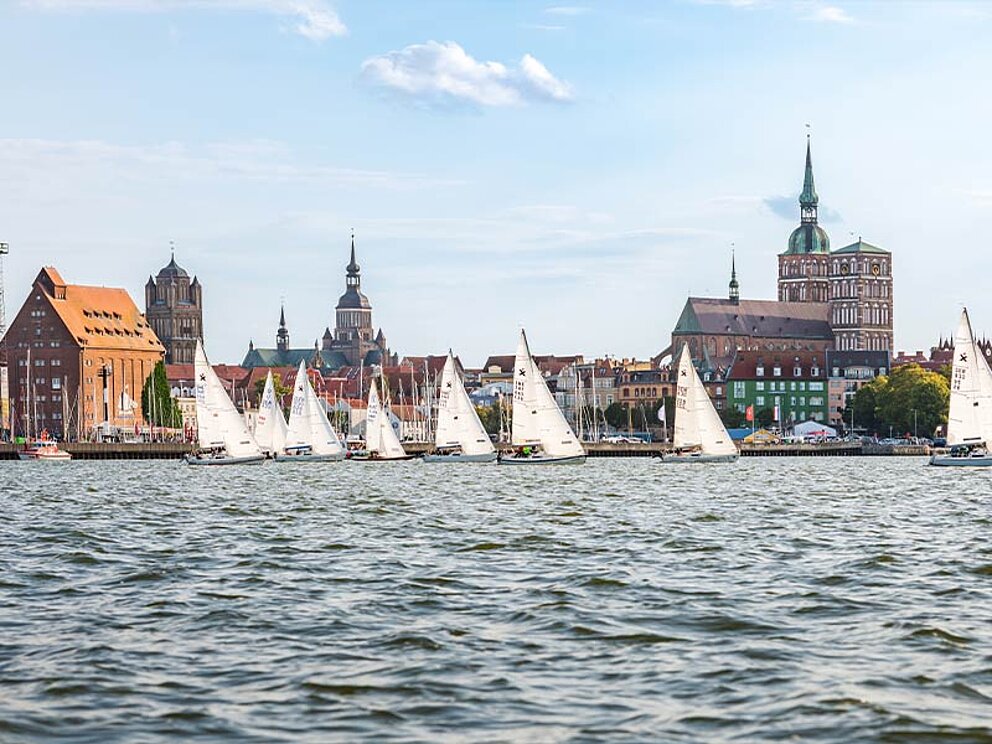 Segelboote vor der Stadt Stralsund vom Meer aus fotografiert