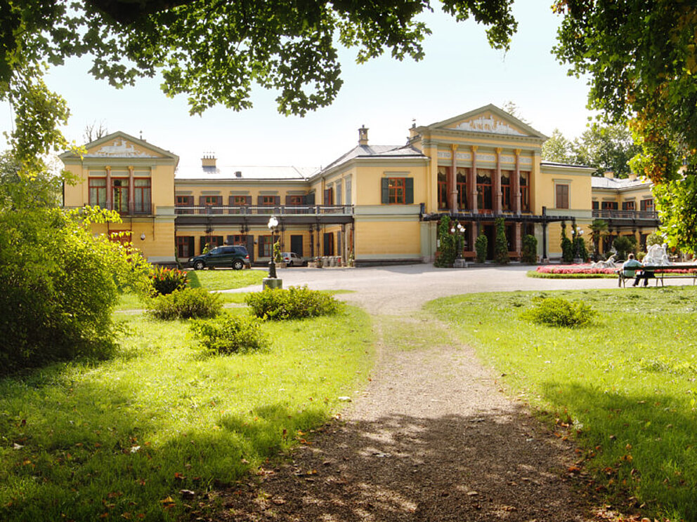 Die Kaiservilla liegt in einem idyllischen Park