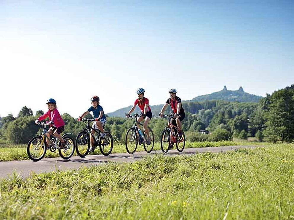Familie fährt mit dem Rad am Elberadweg in Tschechien