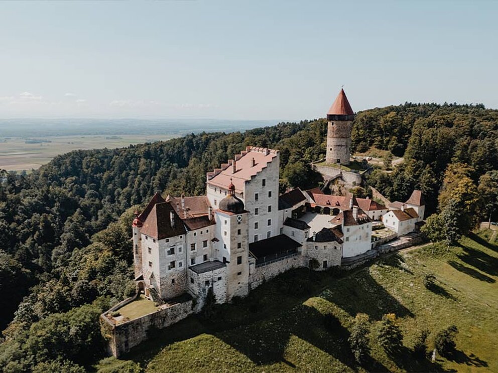 Burg Clam aus der Vogelperspektive.