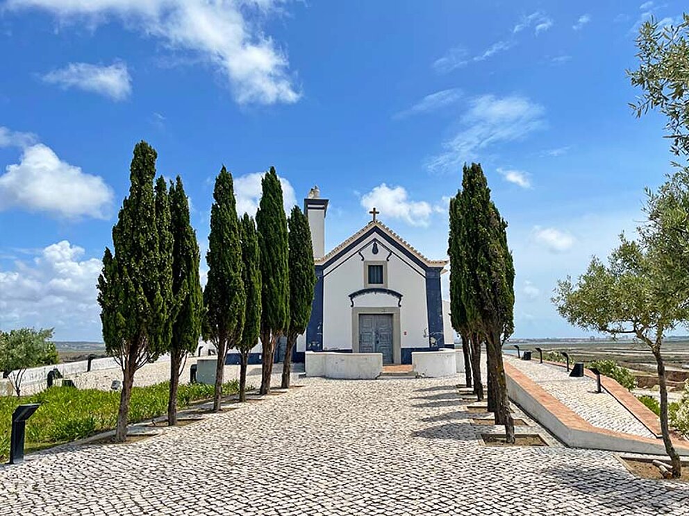 Eine Kirche in Vila Real, davor ein Allee mit Zypressen