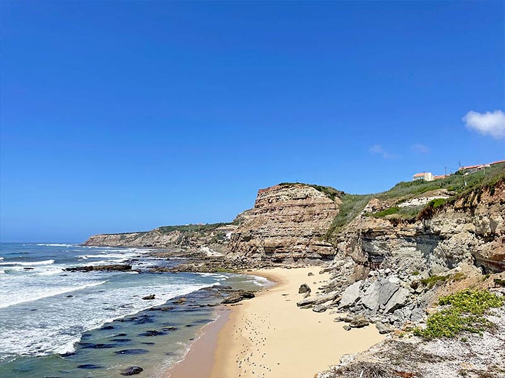 Bucht mit Sandstrand und Felsen