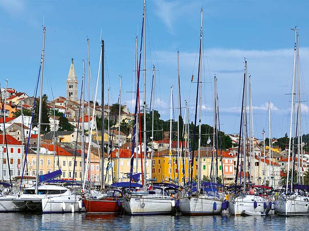 Zahlreiche Segelboote im Hafen von Mali Losinj