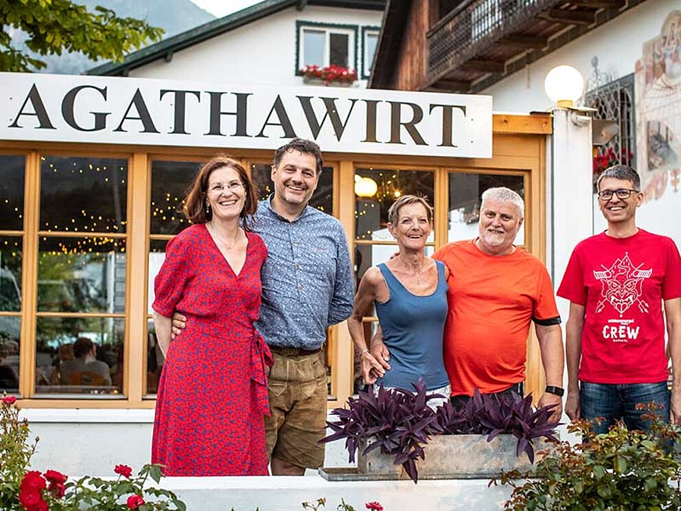 4 Personen vor dem Hotel 