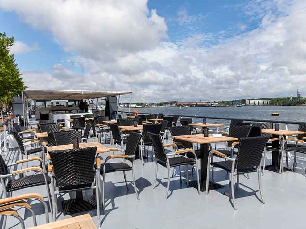 Terrassenmöbel am Sonnendeck eines Flussschiffes